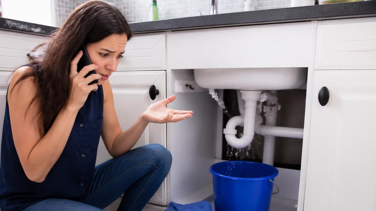 What to Do During a Plumbing Emergency Before the Plumber Arrives