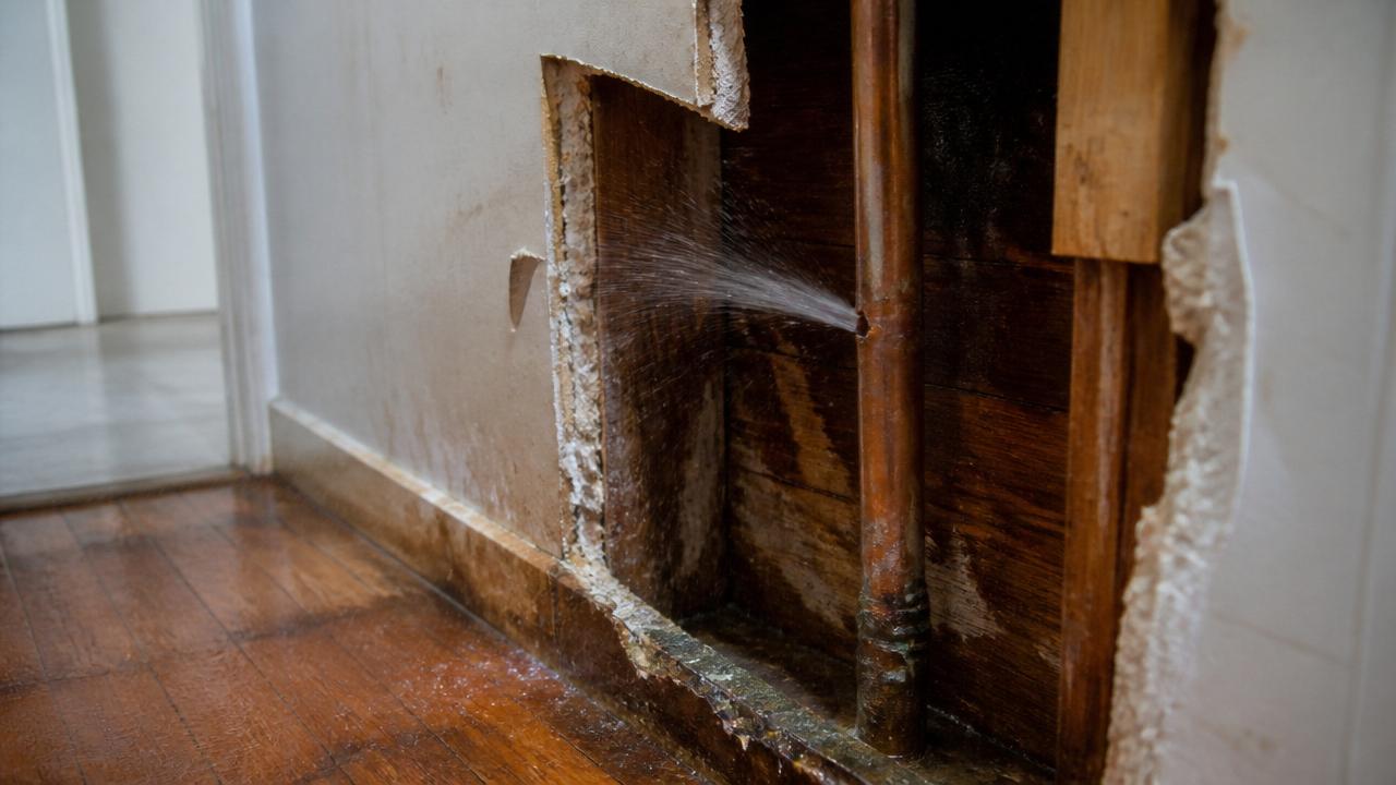 Burst Pipe in Long Beach: First Steps Before the Plumber Arrives